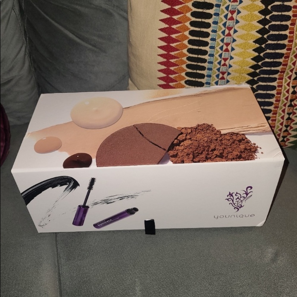 Younique Presenters box